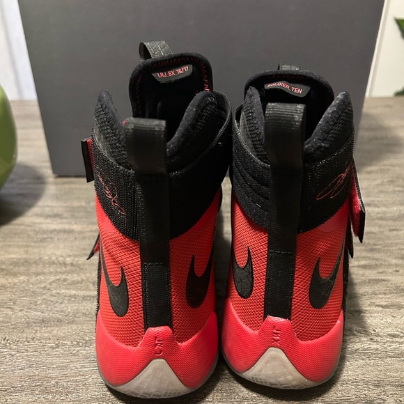 [US 10.5] Nike Lebron James X - Picture 3 of 5